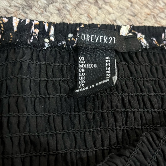 Forever 21 Women’s Medium Black Floral Skirt - Picture 2 of 3